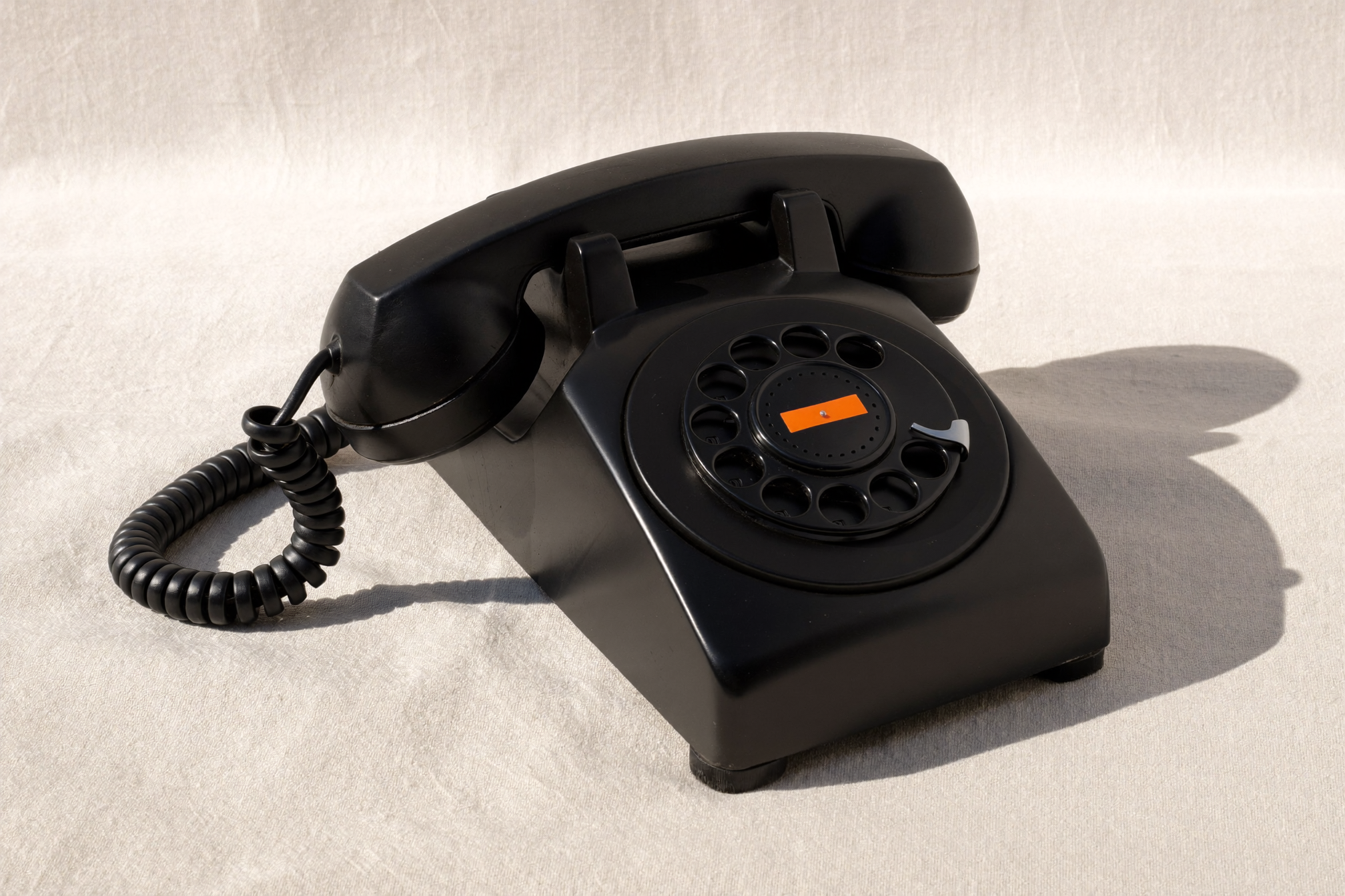 Anthracite over-ear headset en koffiekop — still-life